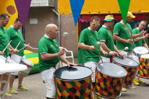 Vrijwilligers PvdA helpen mee bij buurtfeest Lakerlopen